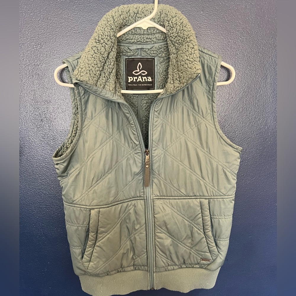 Prana puffer vest in dusty blue size Small